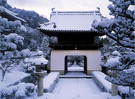 La puerta del templo Koshoji, con un estilo chino de construcción, cubierta por la nieve