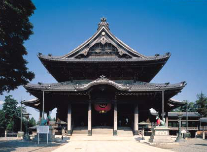 El espléndido Honden, consagrado a la deidad guardiana Dakini Shinten, está construído en su totalidad con madera de zelkova.