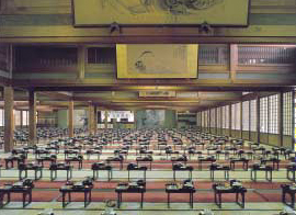 En el Saishoden, con capacidad para 1.000 personas, se ofrecen conferencias sobre budismo y recepciones.