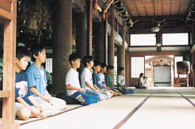 Der friedliche Gesichtsausdruck von Gläubigen bei der Meditation.