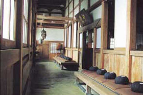 Um clima de dignidade silenciosa impregna o salão Zen.