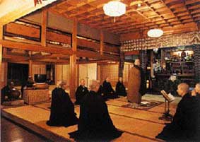 Jeden Morgen und Abend werden im Aichi Senmon Niso-do Gongyo-Zeremonien (?) abgehalten.