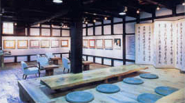 Der über hundert Jahre alte Reisspeicher dient heute als Gallerie.