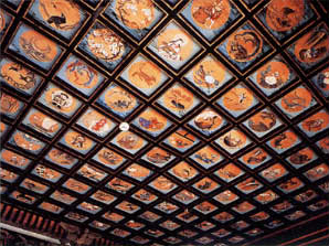 Pinturas de flores y animales adornan el techo de la Sala Hoko.