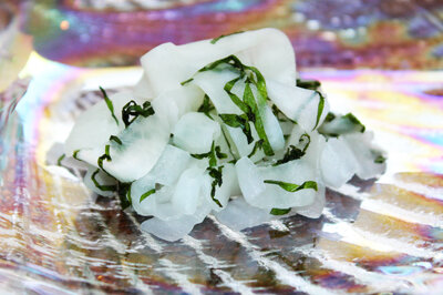 Salade de radis blanc daïkon et de shiso vert
