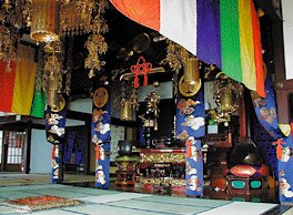 Una estatua de la Sagrada Kannonpuesta detrás delShumidan, o altar principal, espléndidamente adornado.