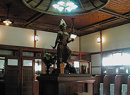 Ucchusma wird die Beseitigung aller Unreinheit zugeschrieben. Seine Statue - die höchste in ganz Japan – wird auf der Tempeltoilette verehrt, die vor 66 Jahren auf das Wasserspülsystem umgestellt wurde.