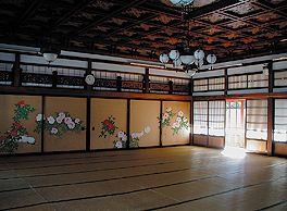 El interior delZuiryukaku parece unmuseo del arte.