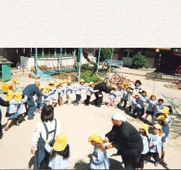 Les enfants de l'école maternelle considèrent les moines du Kotaiji comme leurs camarades.