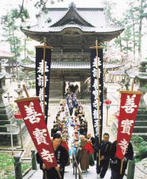 Los creyentes visitan la Sala Principal, lugar de oración, durante el gran Festival Naga.