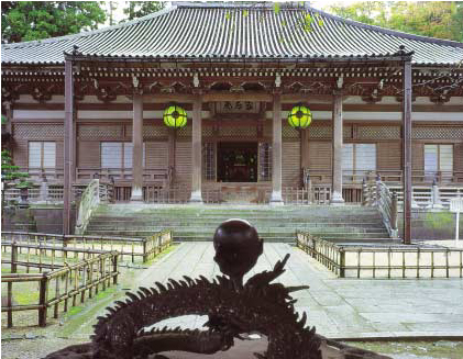 Esculturas de Naga adornan los incensarios frente de la Sala Principal.