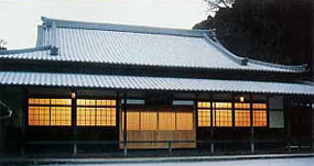Le Hall des moines sous un fin manteau de neige