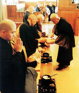 Monjes recitando el Canto de la Comida durante el almuerzo.